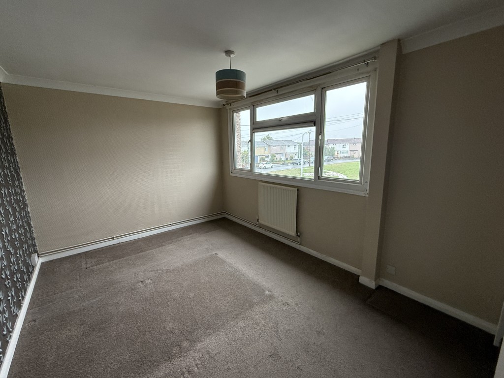 Lot: 159 - HOUSE IN NEED OF IMPROVEMENT - Bedroom 1 in House in Need of Improvement